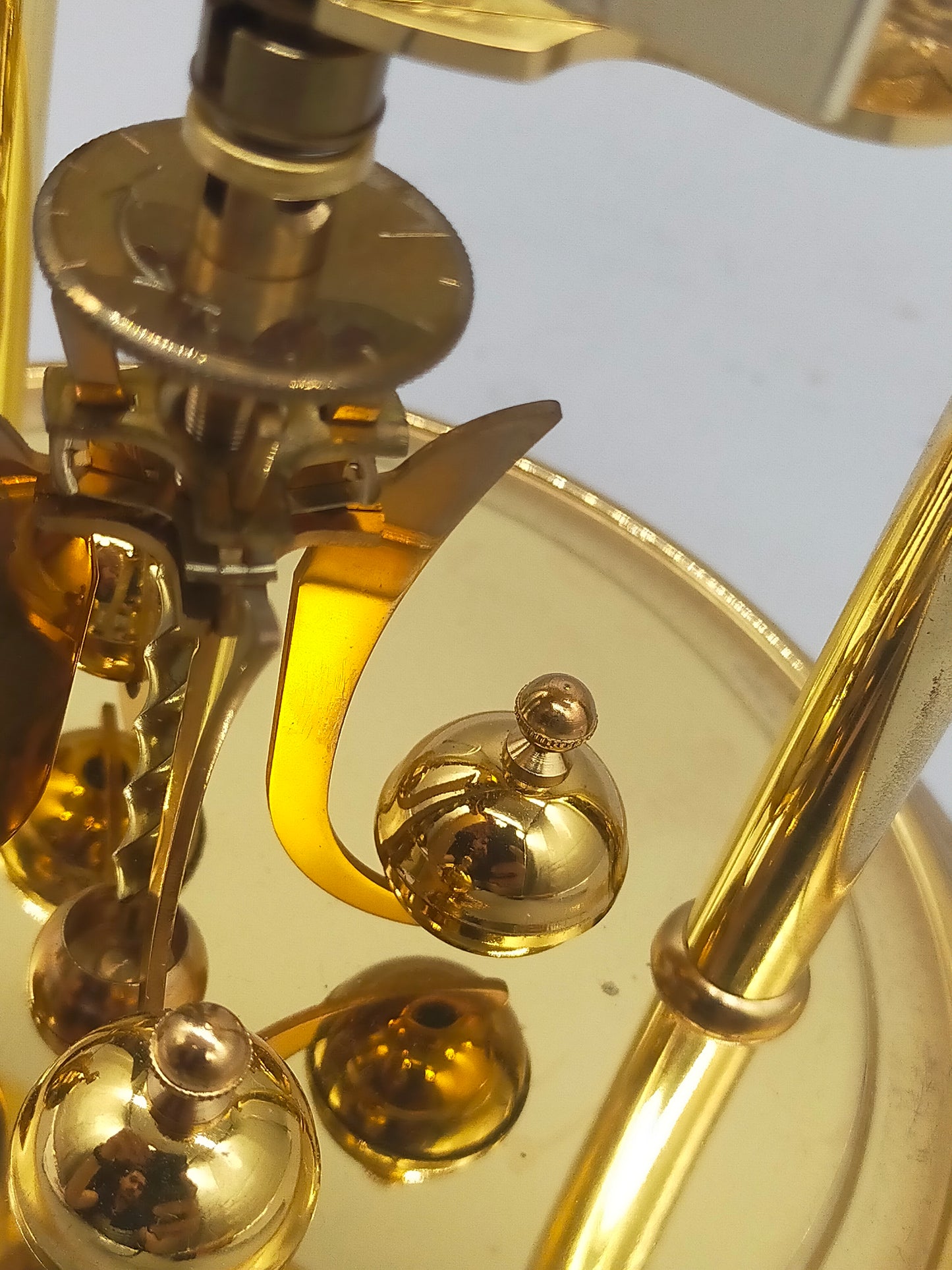 Edle Dugena Drehpendeluhr – Goldfarbenes Vintage Design unter Glaskuppel