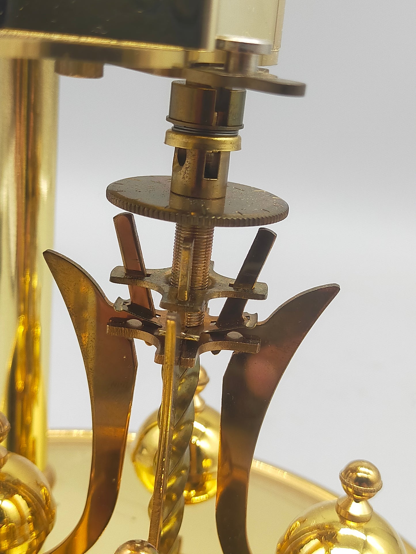 Edle Dugena Drehpendeluhr – Goldfarbenes Vintage Design unter Glaskuppel