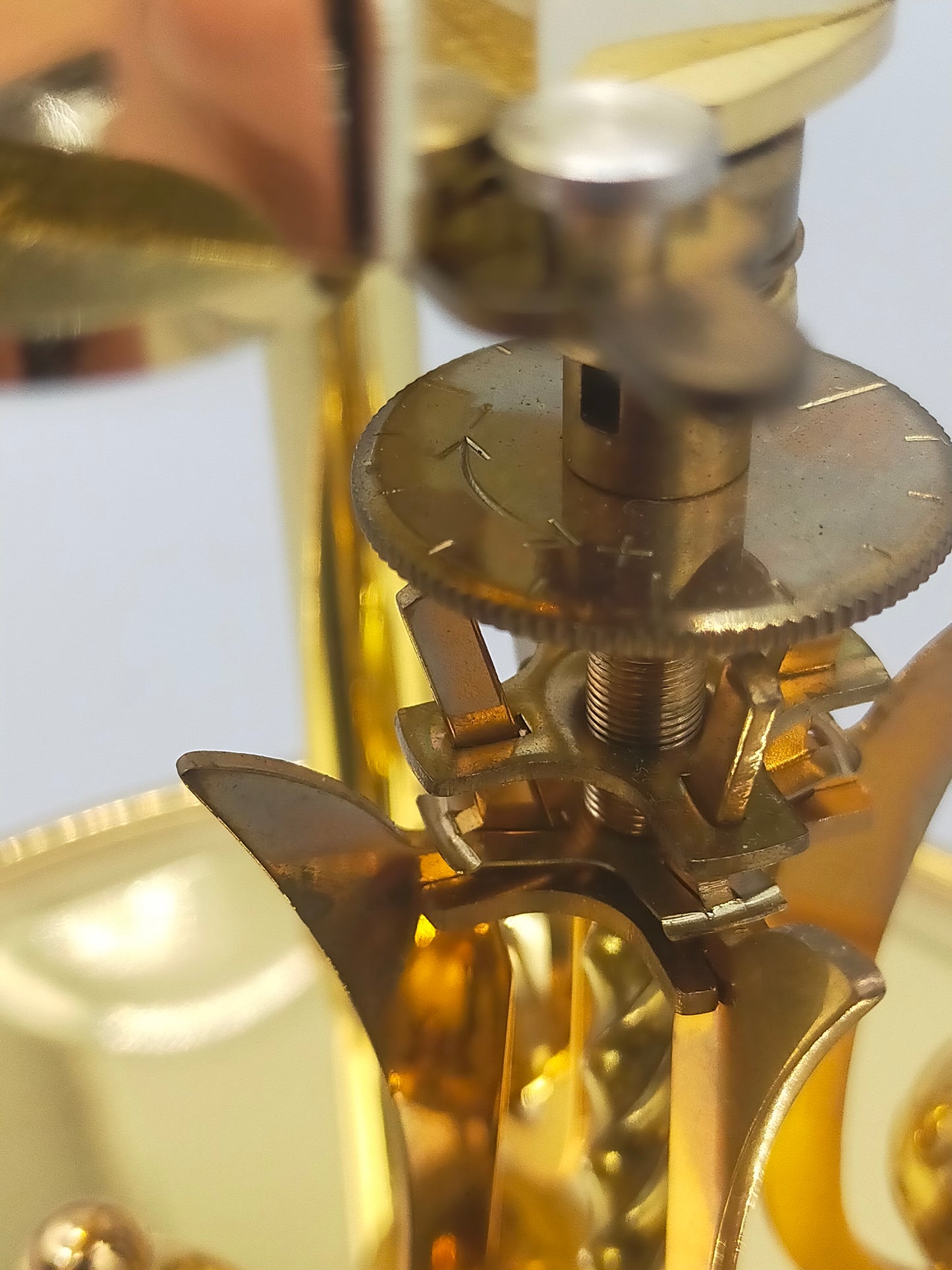 Edle Dugena Drehpendeluhr – Goldfarbenes Vintage Design unter Glaskuppel