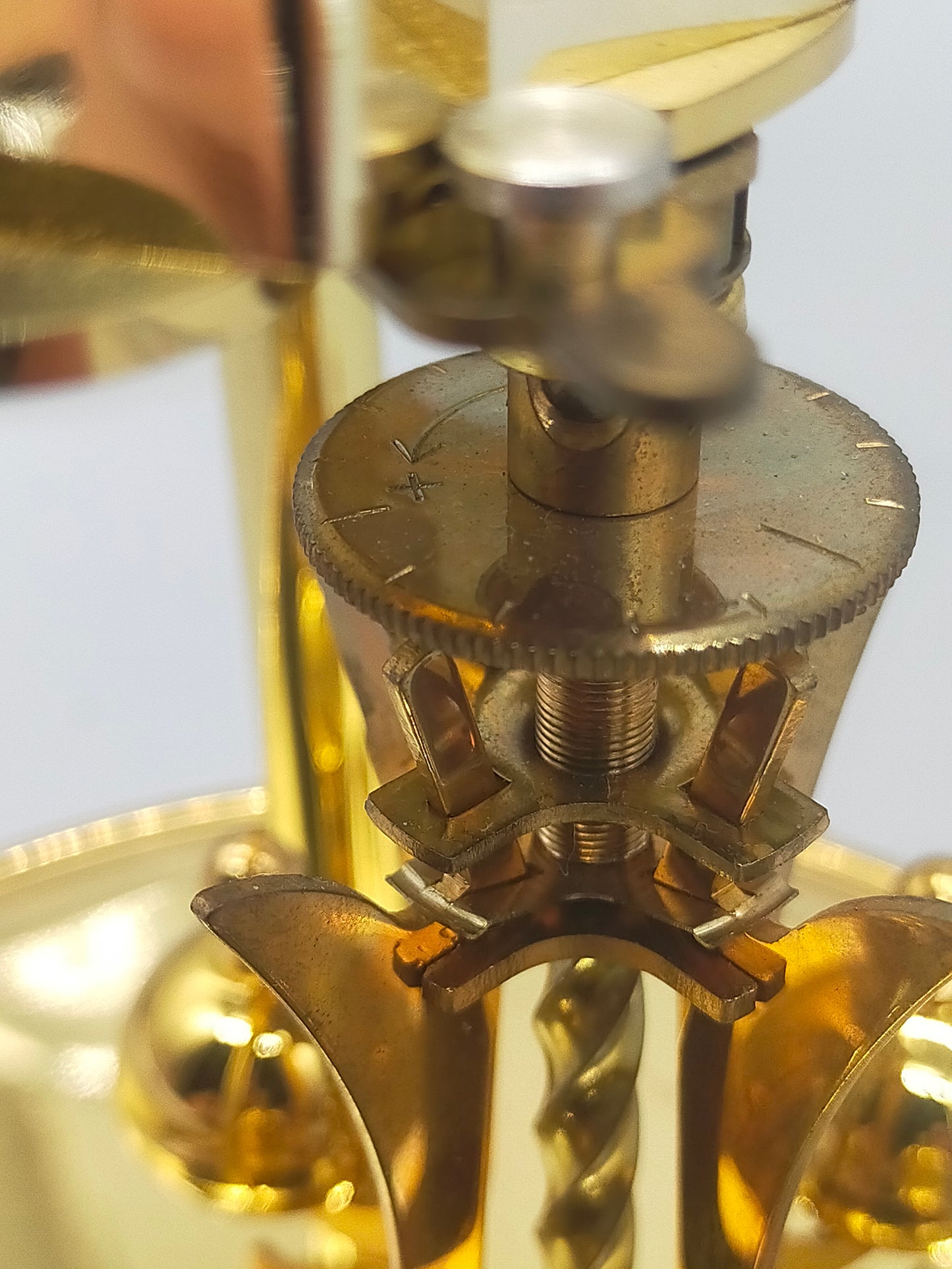 Edle Dugena Drehpendeluhr – Goldfarbenes Vintage Design unter Glaskuppel