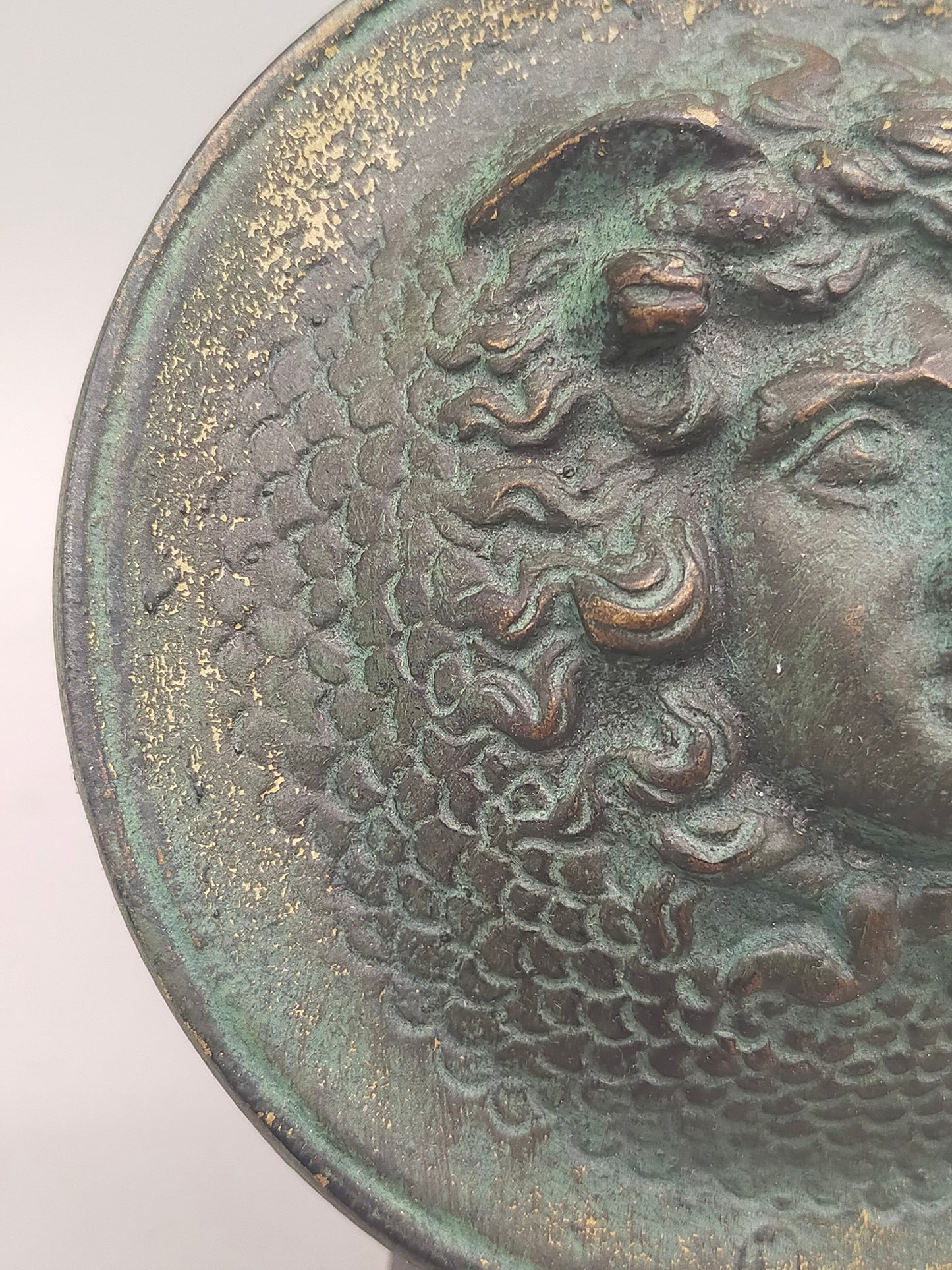 Antike Medusa Wandplakette – Relief aus Bronze