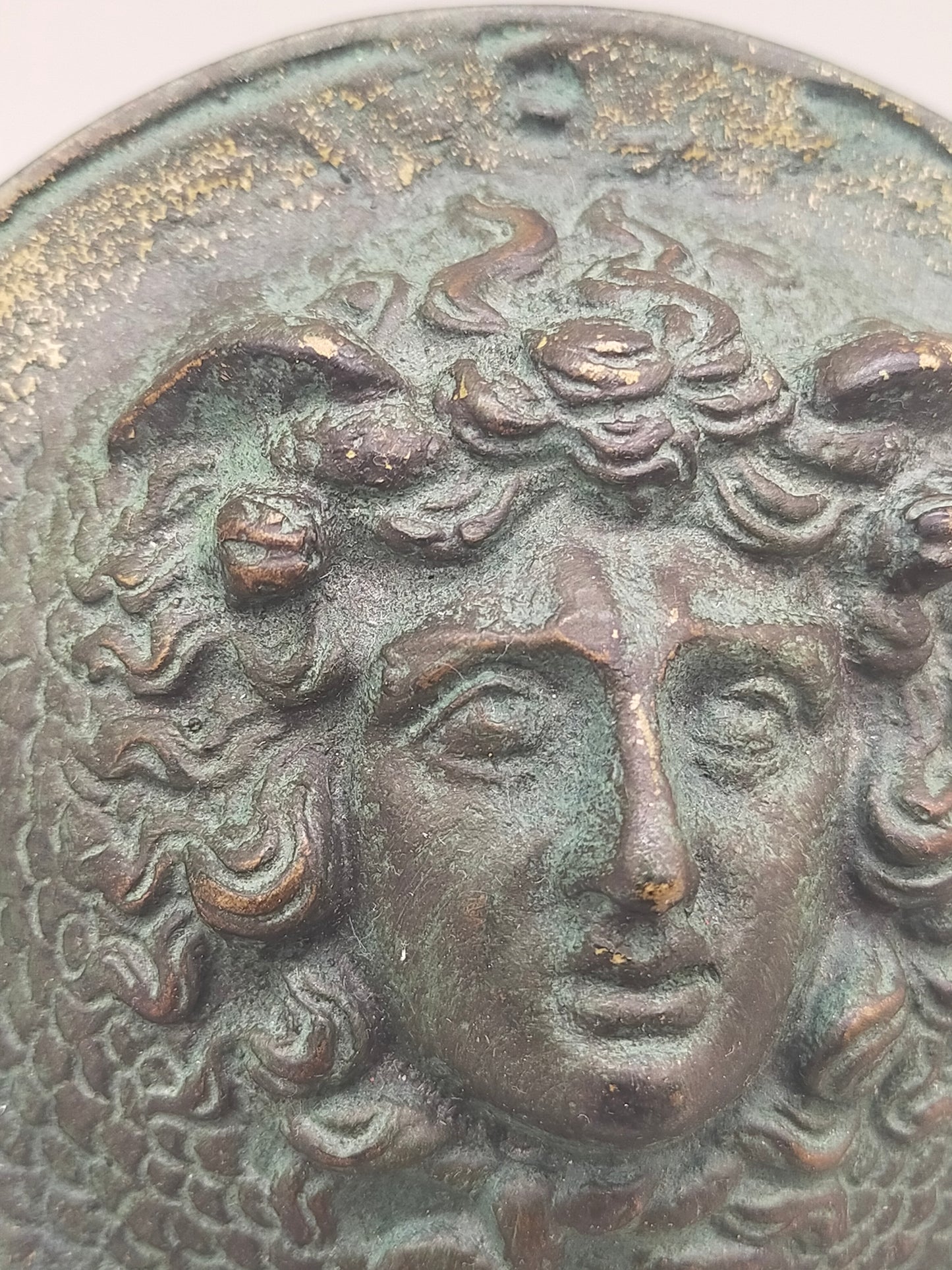 Antike Medusa Wandplakette – Relief aus Bronze
