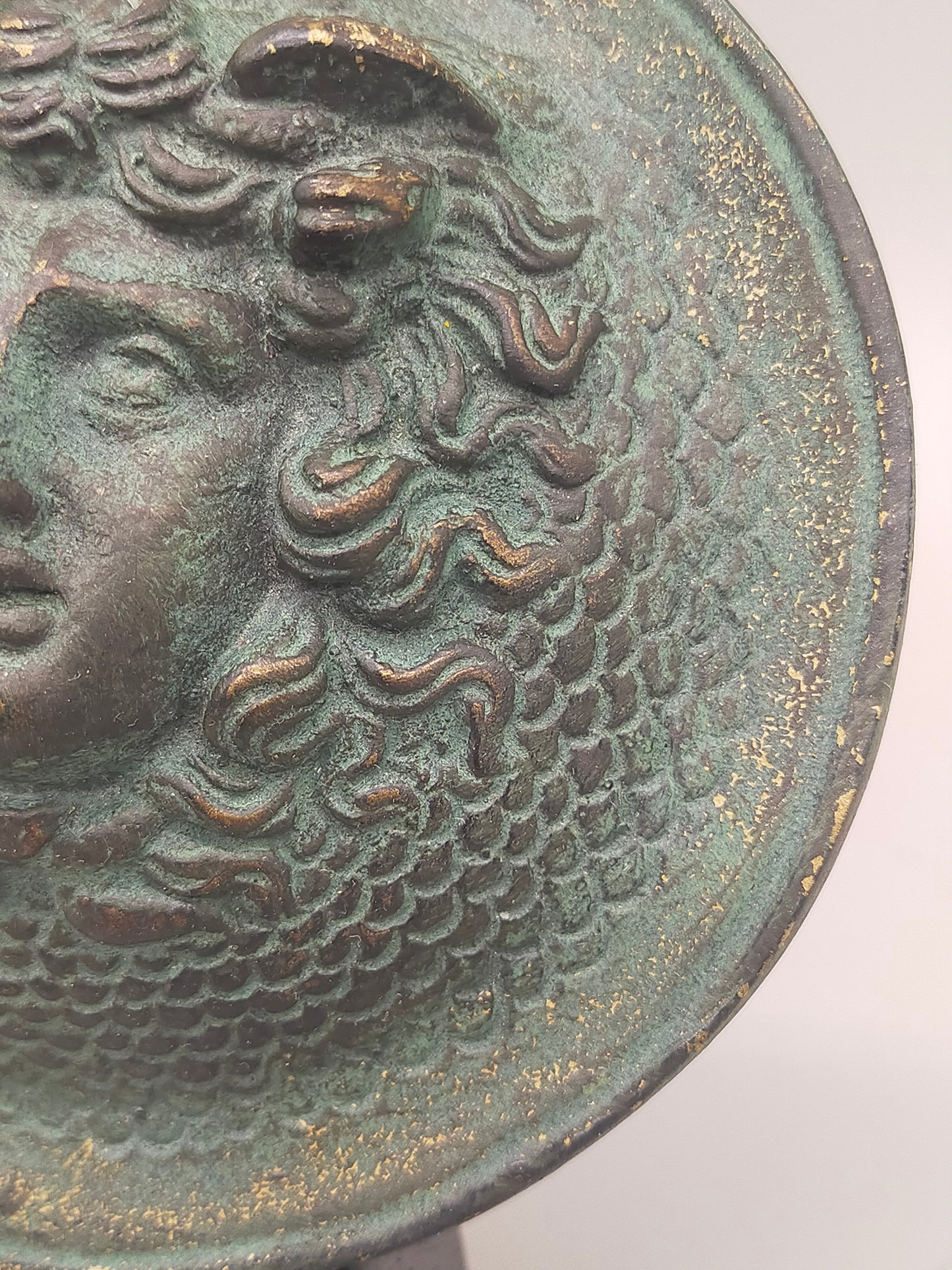 Antike Medusa Wandplakette – Relief aus Bronze