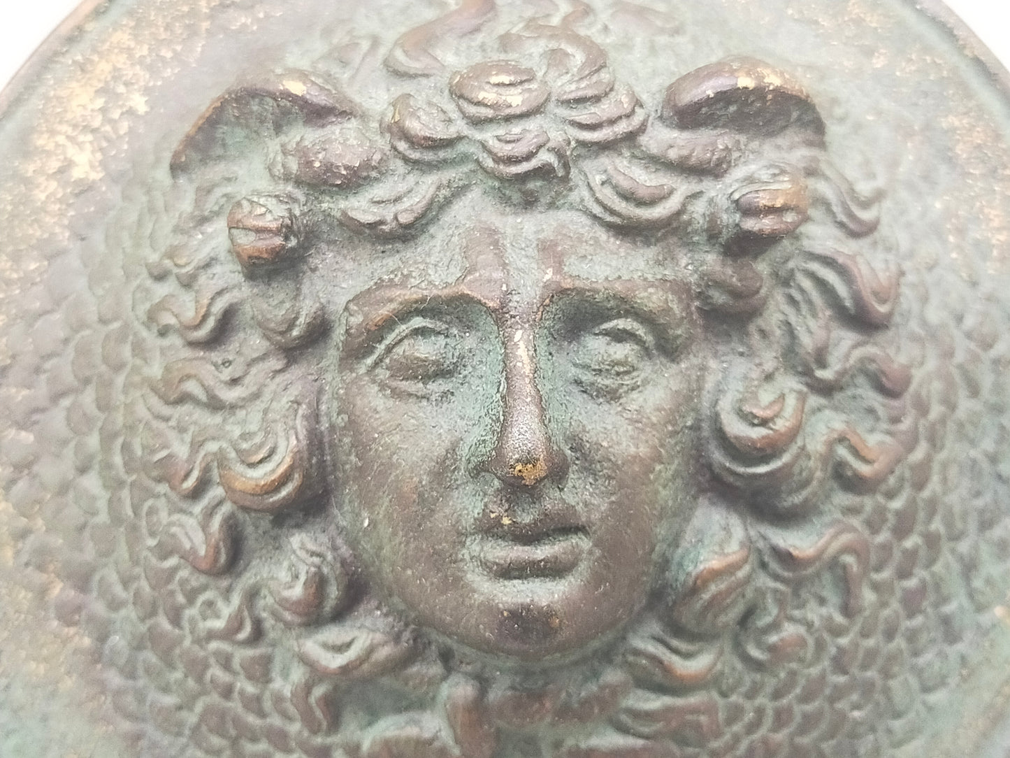 Antike Medusa Wandplakette – Relief aus Bronze