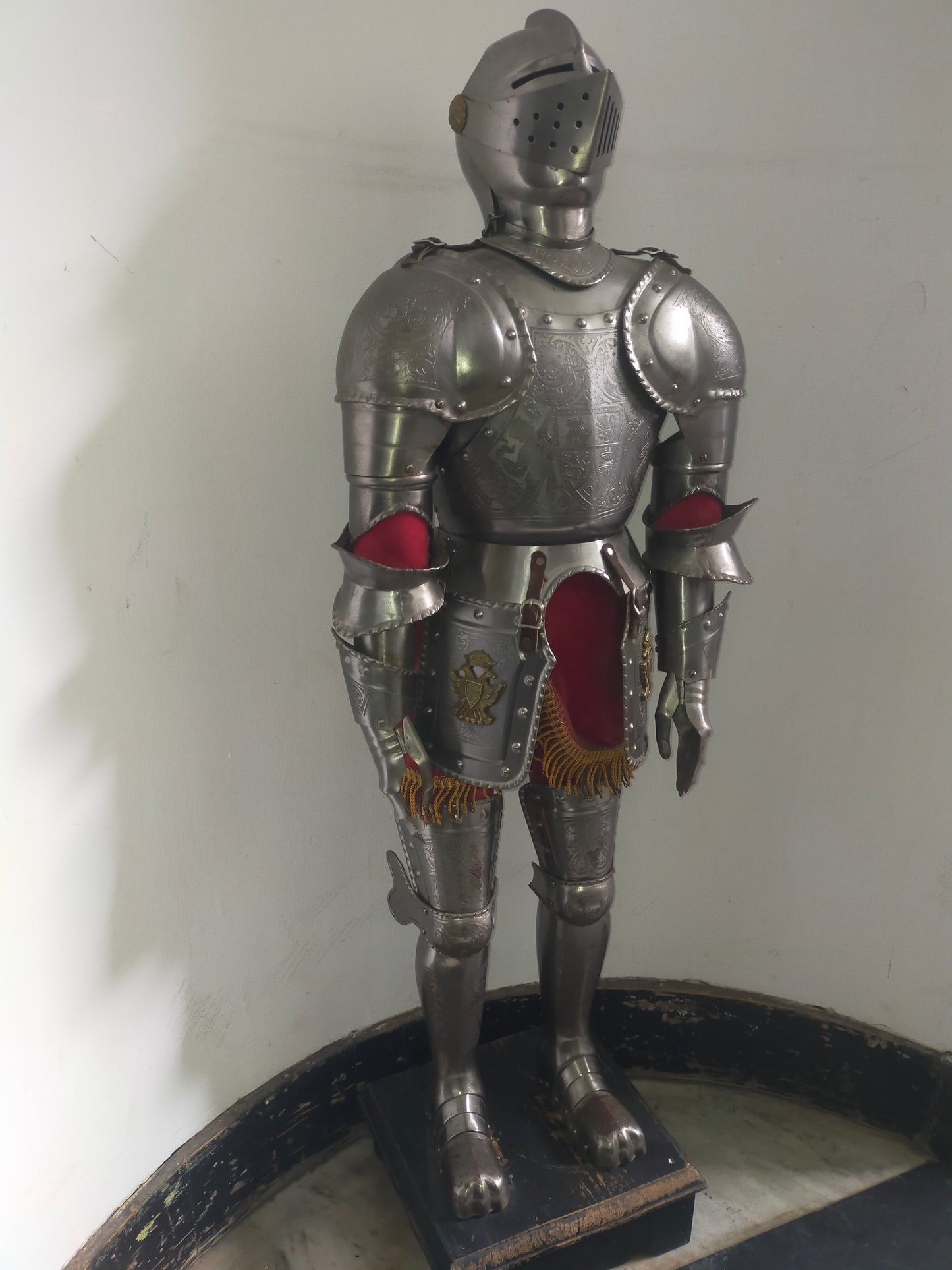 Prunkvolle Deko Ritterrüstung – Detailreiche Gravuren & Wappen