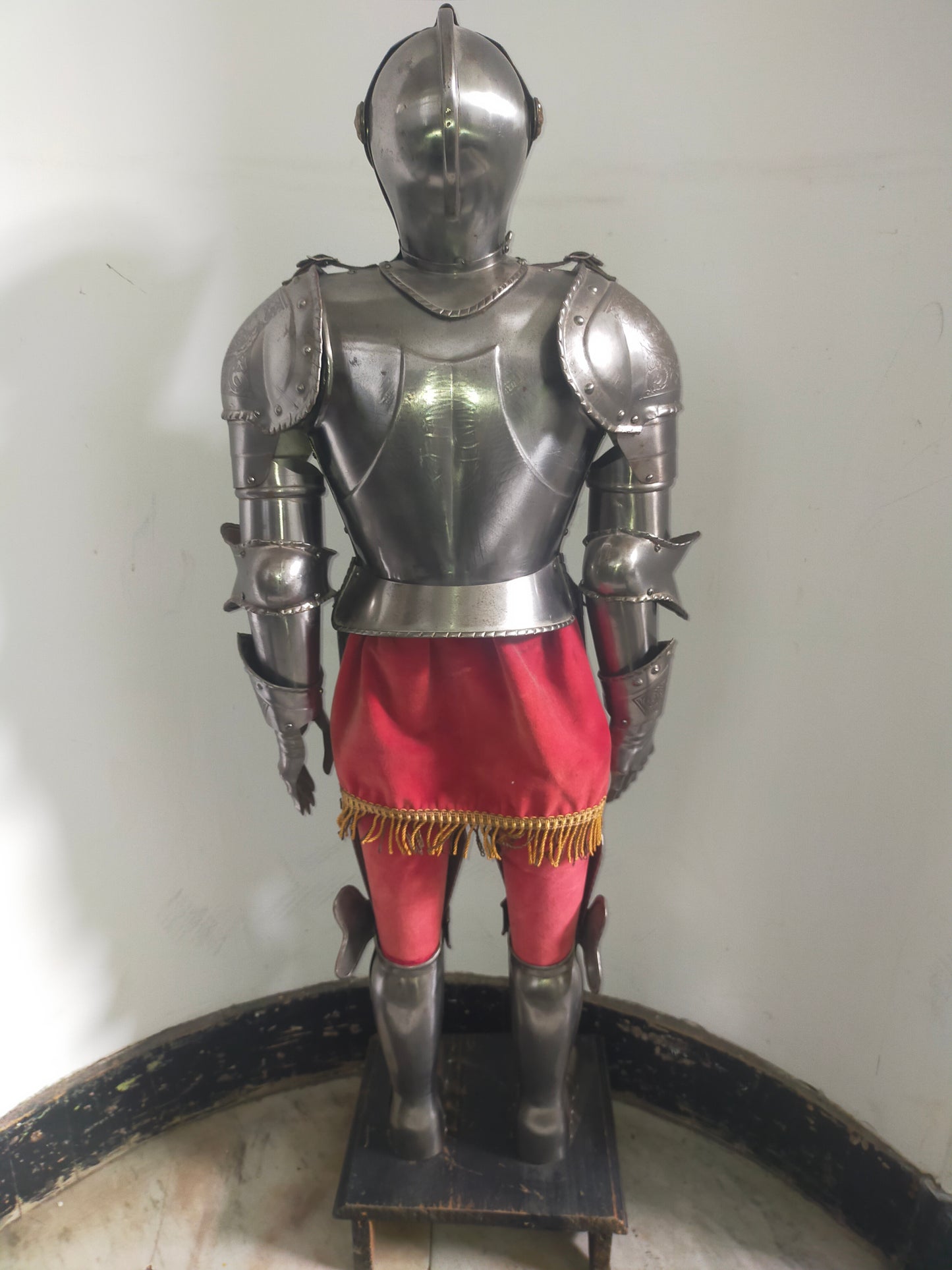 Prunkvolle Deko Ritterrüstung – Detailreiche Gravuren & Wappen