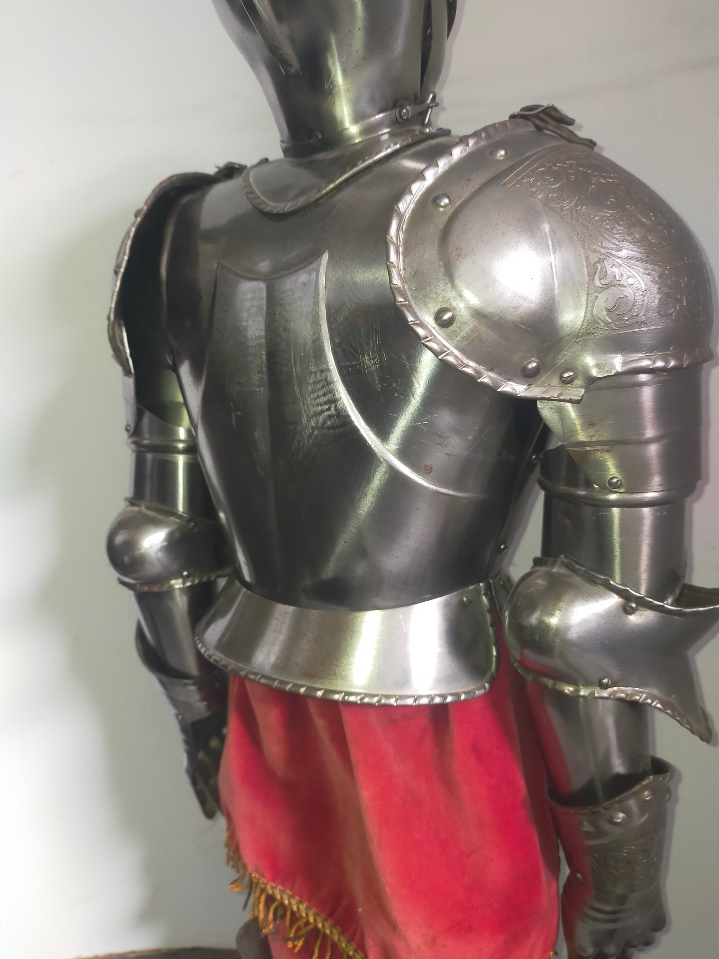 Prunkvolle Deko Ritterrüstung – Detailreiche Gravuren & Wappen