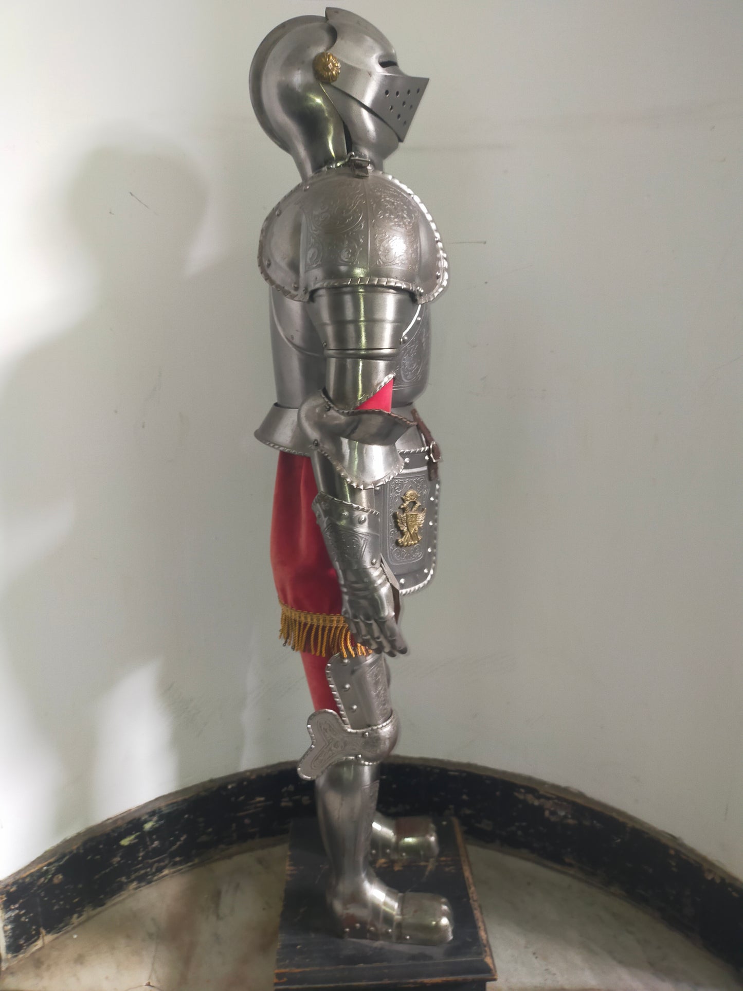 Prunkvolle Deko Ritterrüstung – Detailreiche Gravuren & Wappen