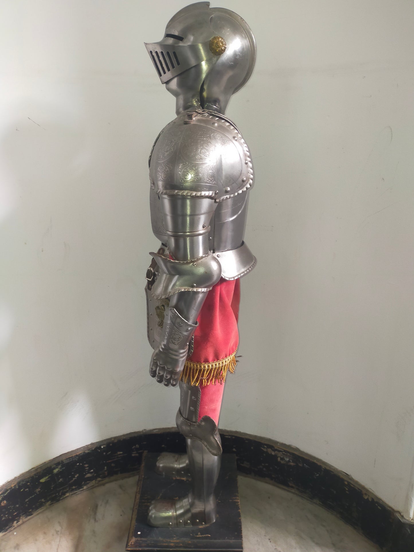 Prunkvolle Deko Ritterrüstung – Detailreiche Gravuren & Wappen