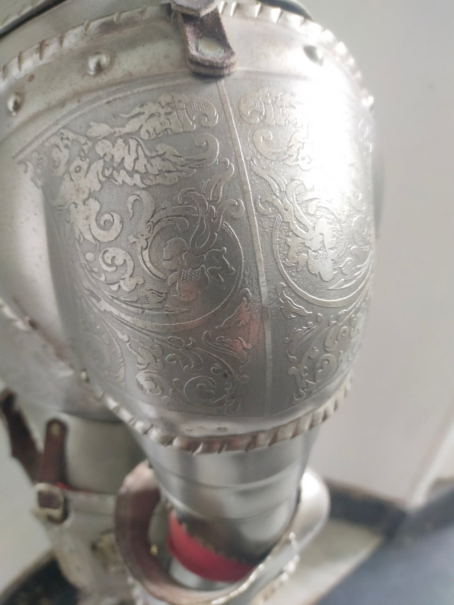 Prunkvolle Deko Ritterrüstung – Detailreiche Gravuren & Wappen