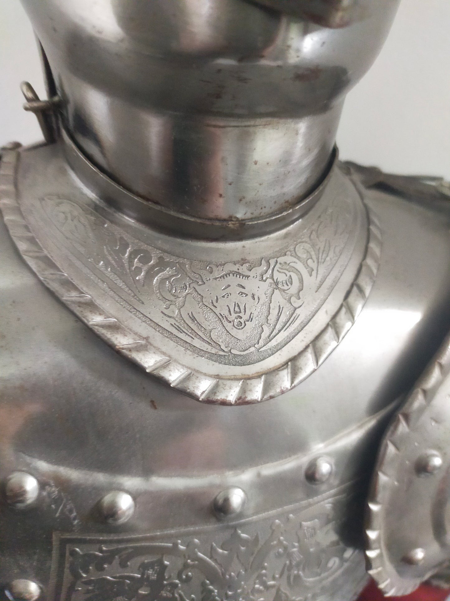 Prunkvolle Deko Ritterrüstung – Detailreiche Gravuren & Wappen
