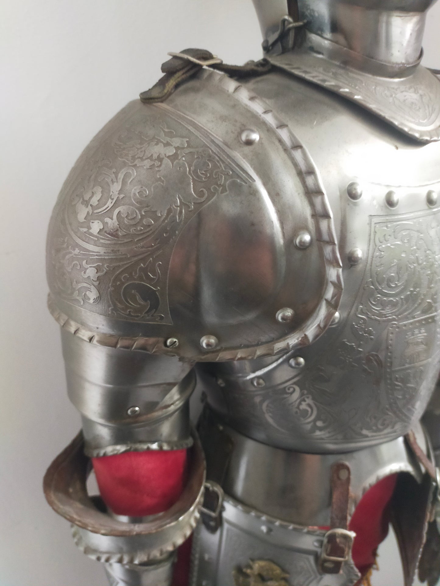 Prunkvolle Deko Ritterrüstung – Detailreiche Gravuren & Wappen