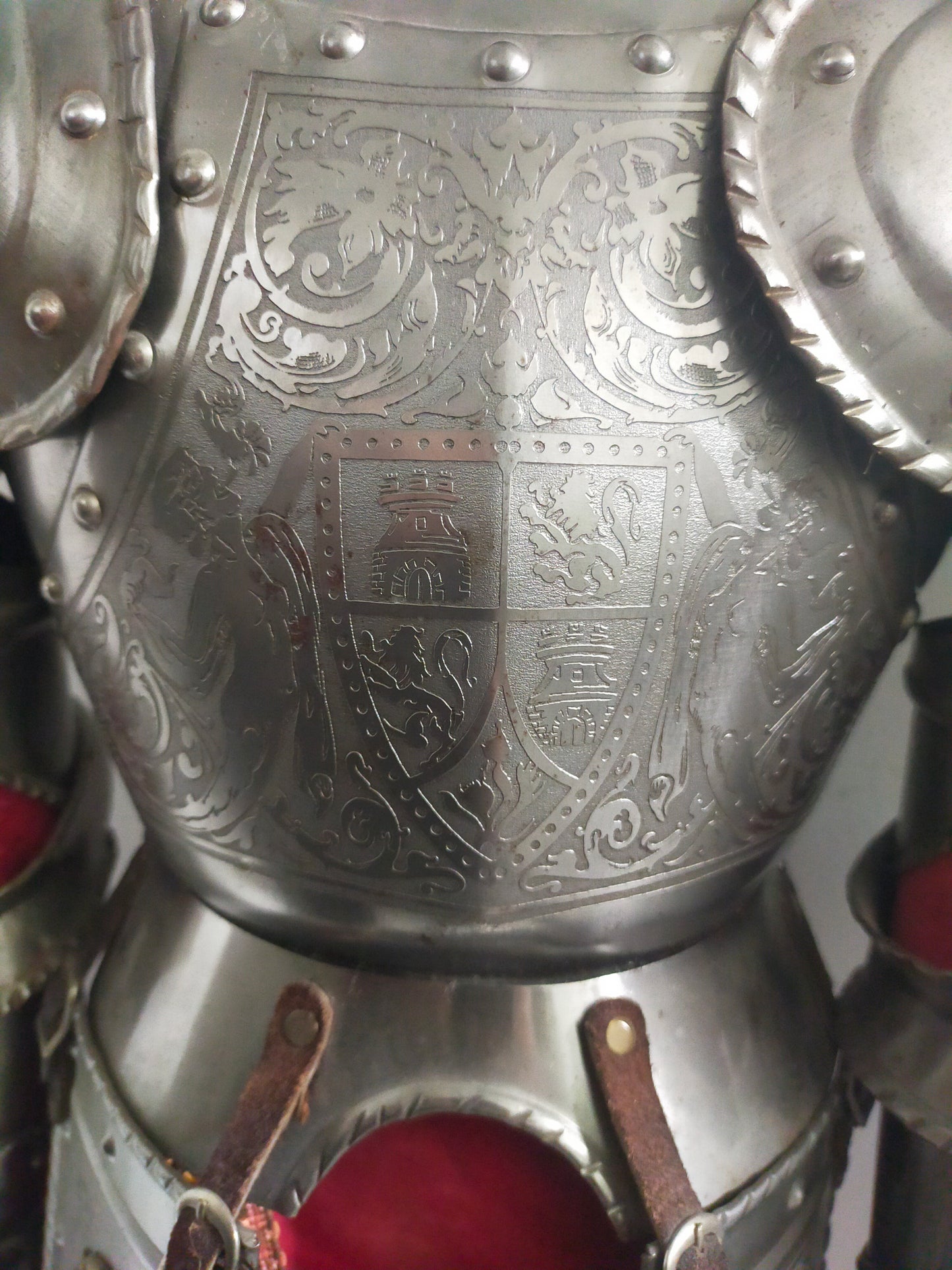 Prunkvolle Deko Ritterrüstung – Detailreiche Gravuren & Wappen