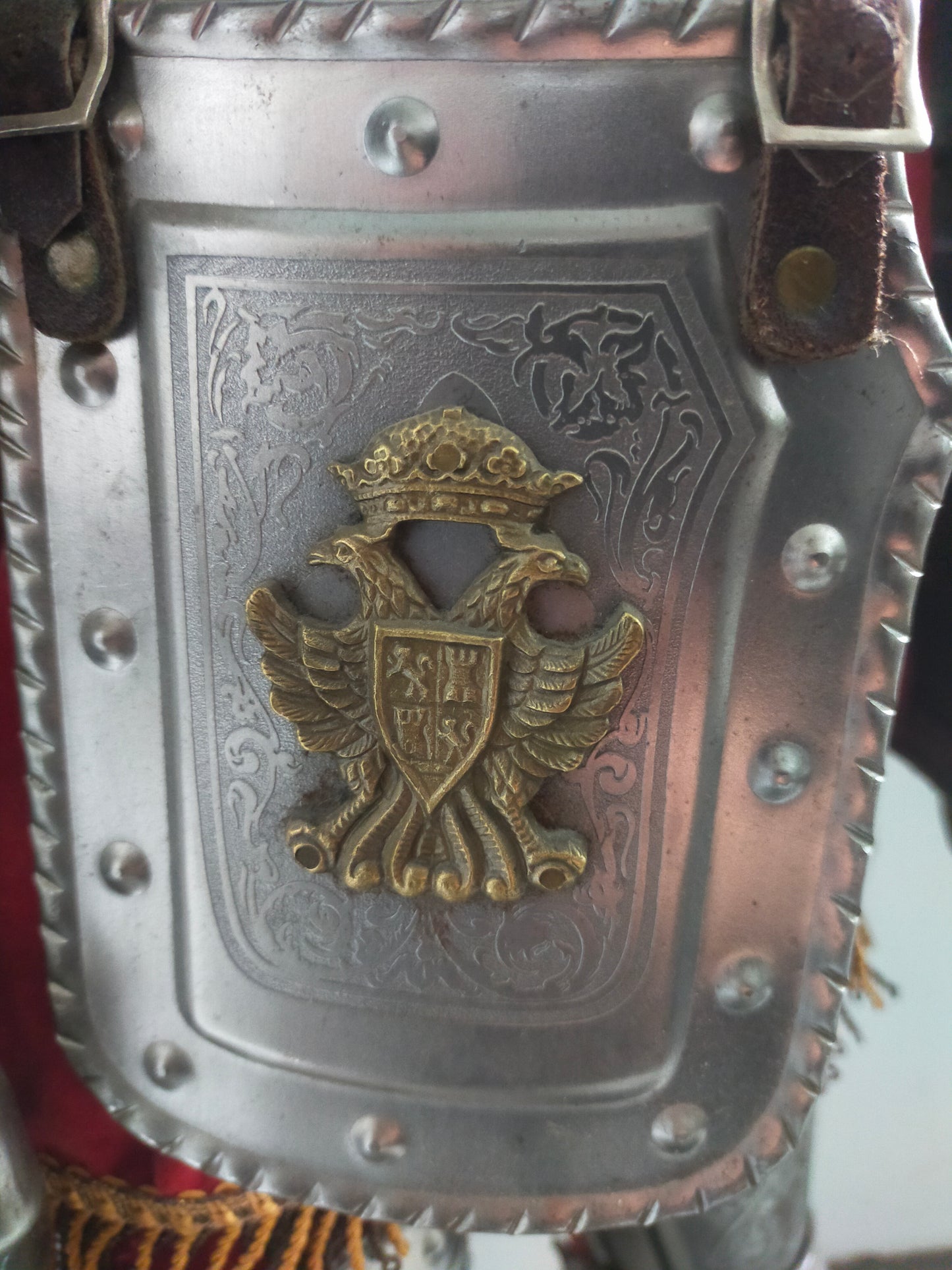 Prunkvolle Deko Ritterrüstung – Detailreiche Gravuren & Wappen