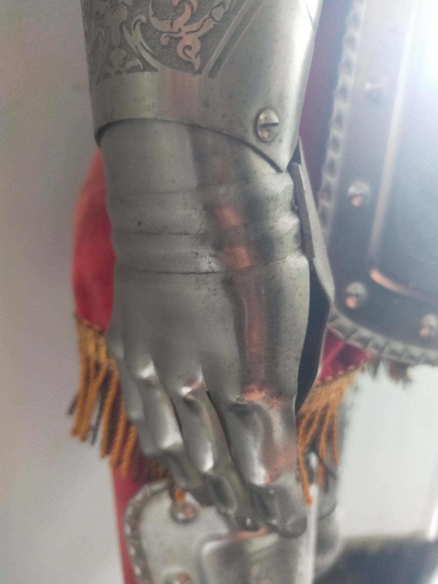 Prunkvolle Deko Ritterrüstung – Detailreiche Gravuren & Wappen