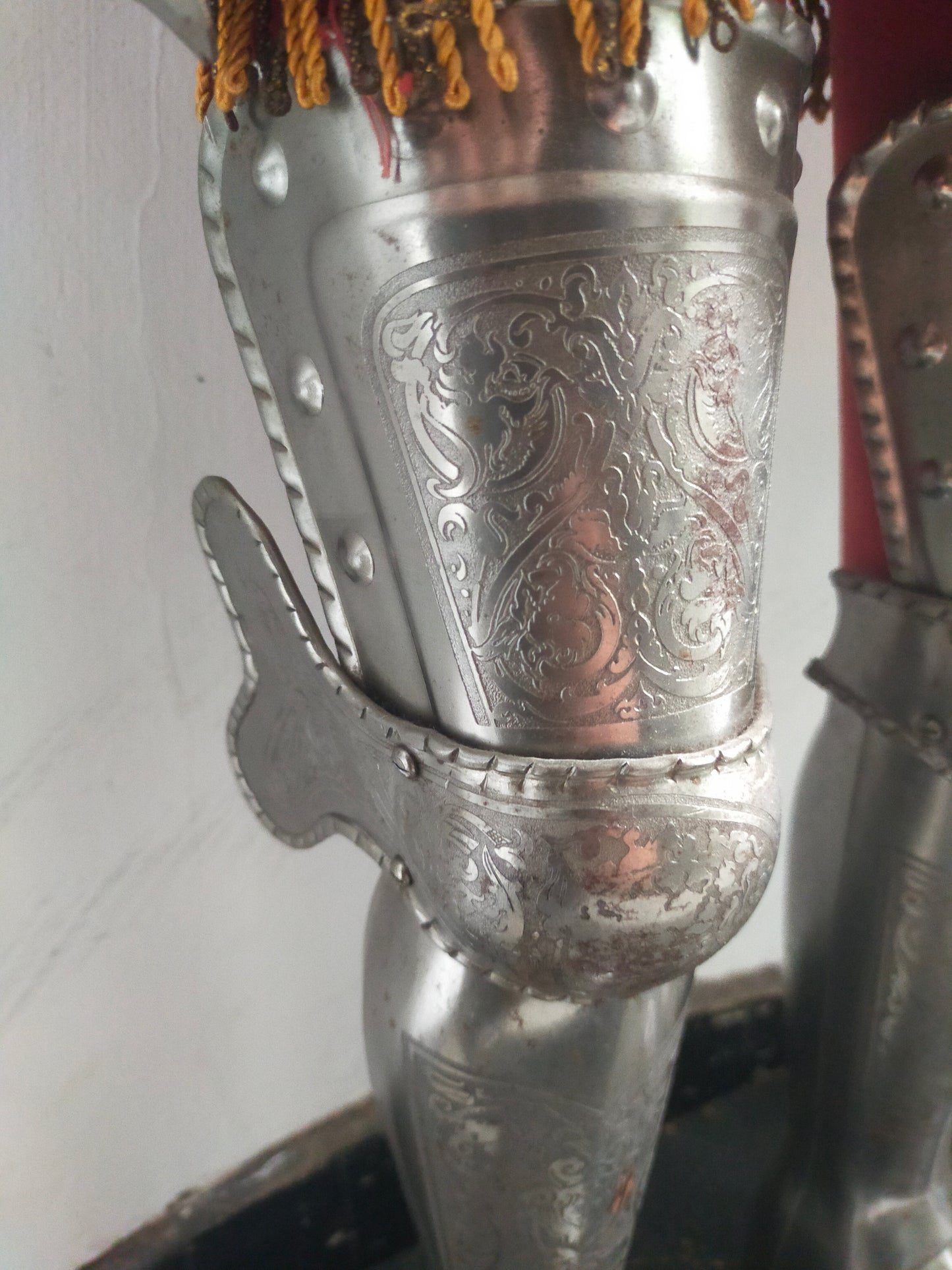Prunkvolle Deko Ritterrüstung – Detailreiche Gravuren & Wappen