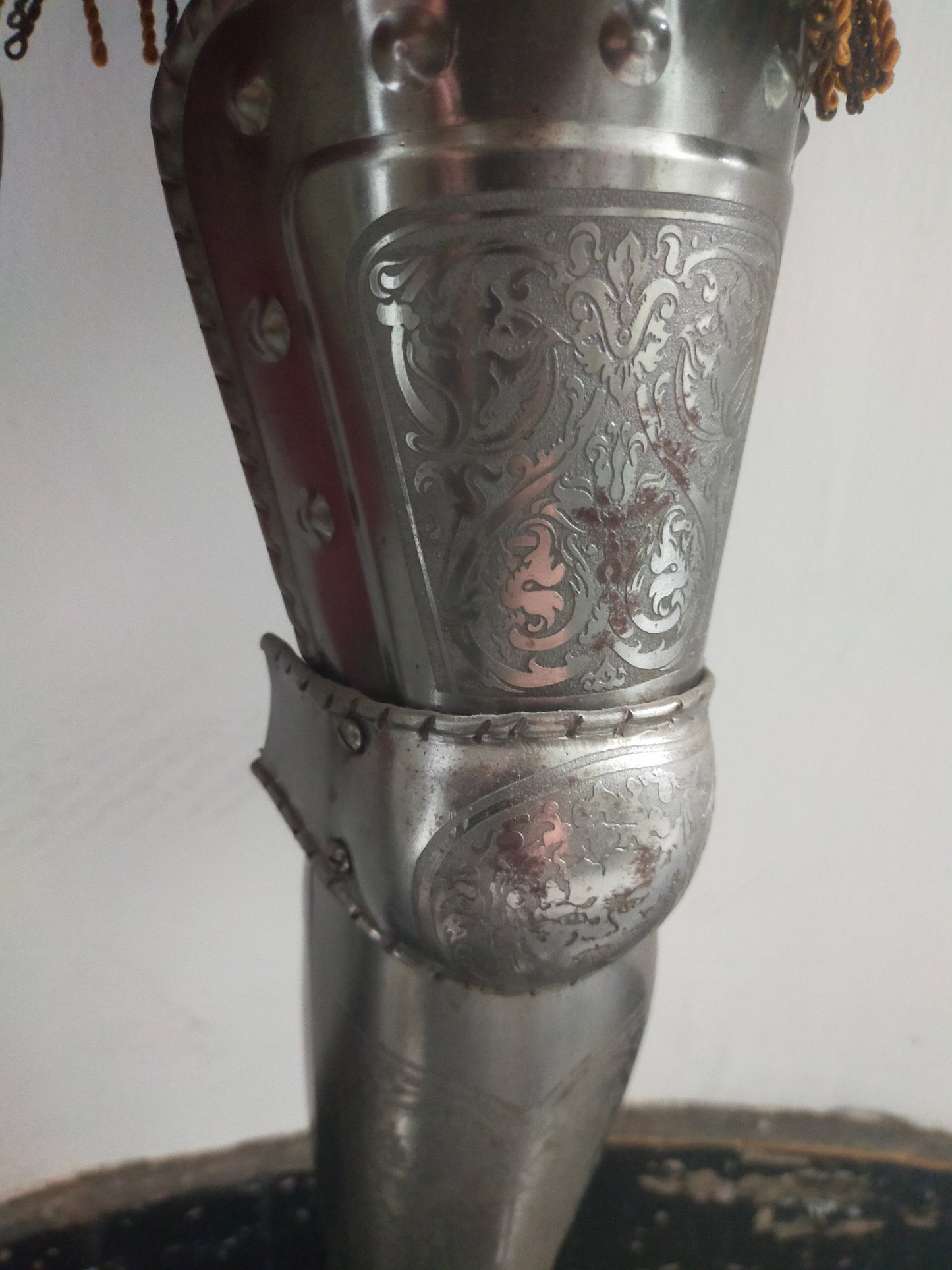 Prunkvolle Deko Ritterrüstung – Detailreiche Gravuren & Wappen