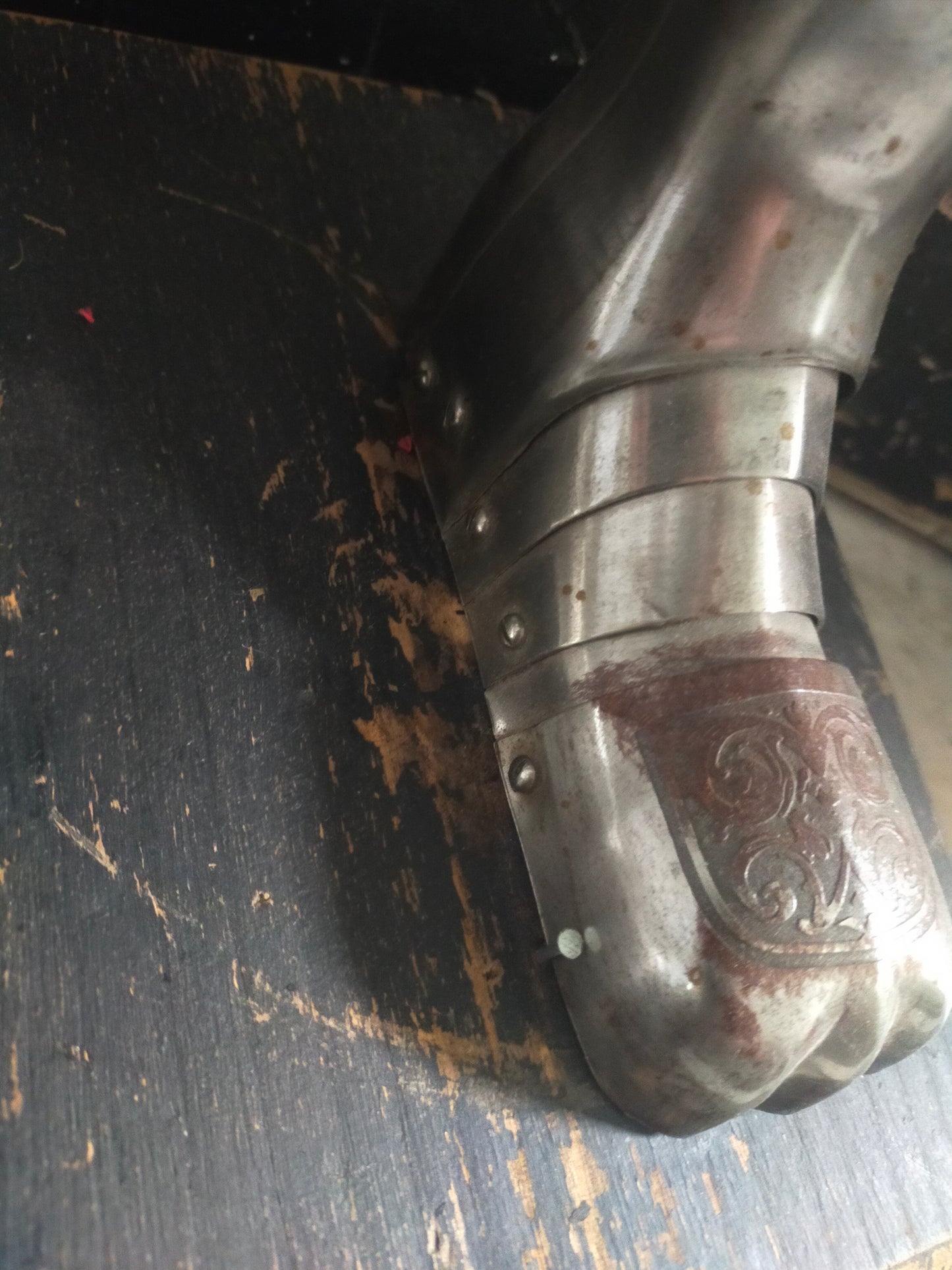 Prunkvolle Deko Ritterrüstung – Detailreiche Gravuren & Wappen