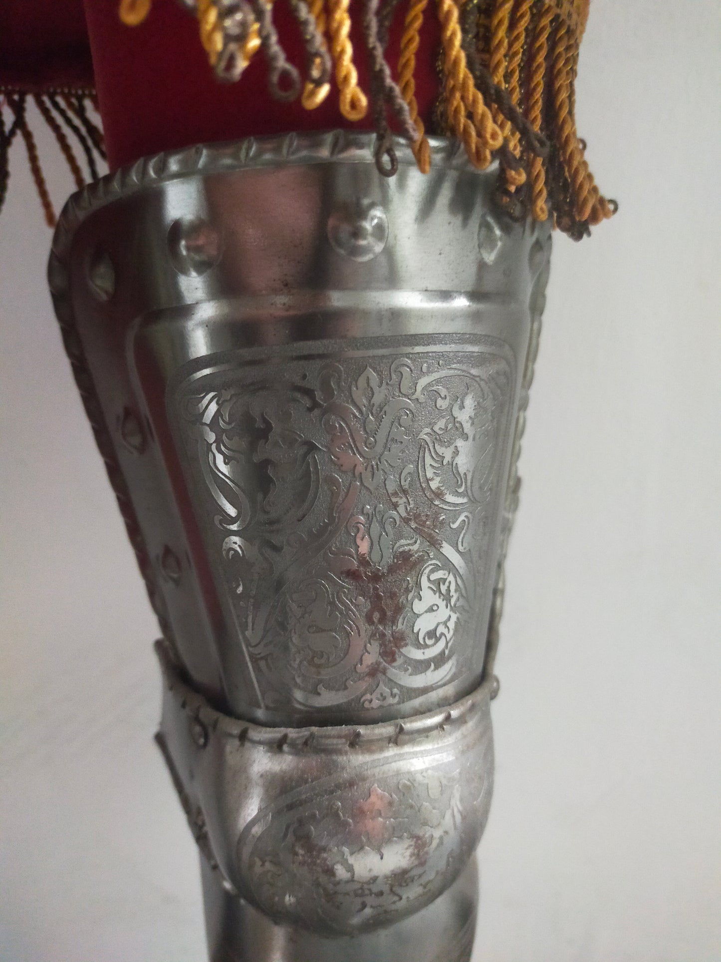 Prunkvolle Deko Ritterrüstung – Detailreiche Gravuren & Wappen