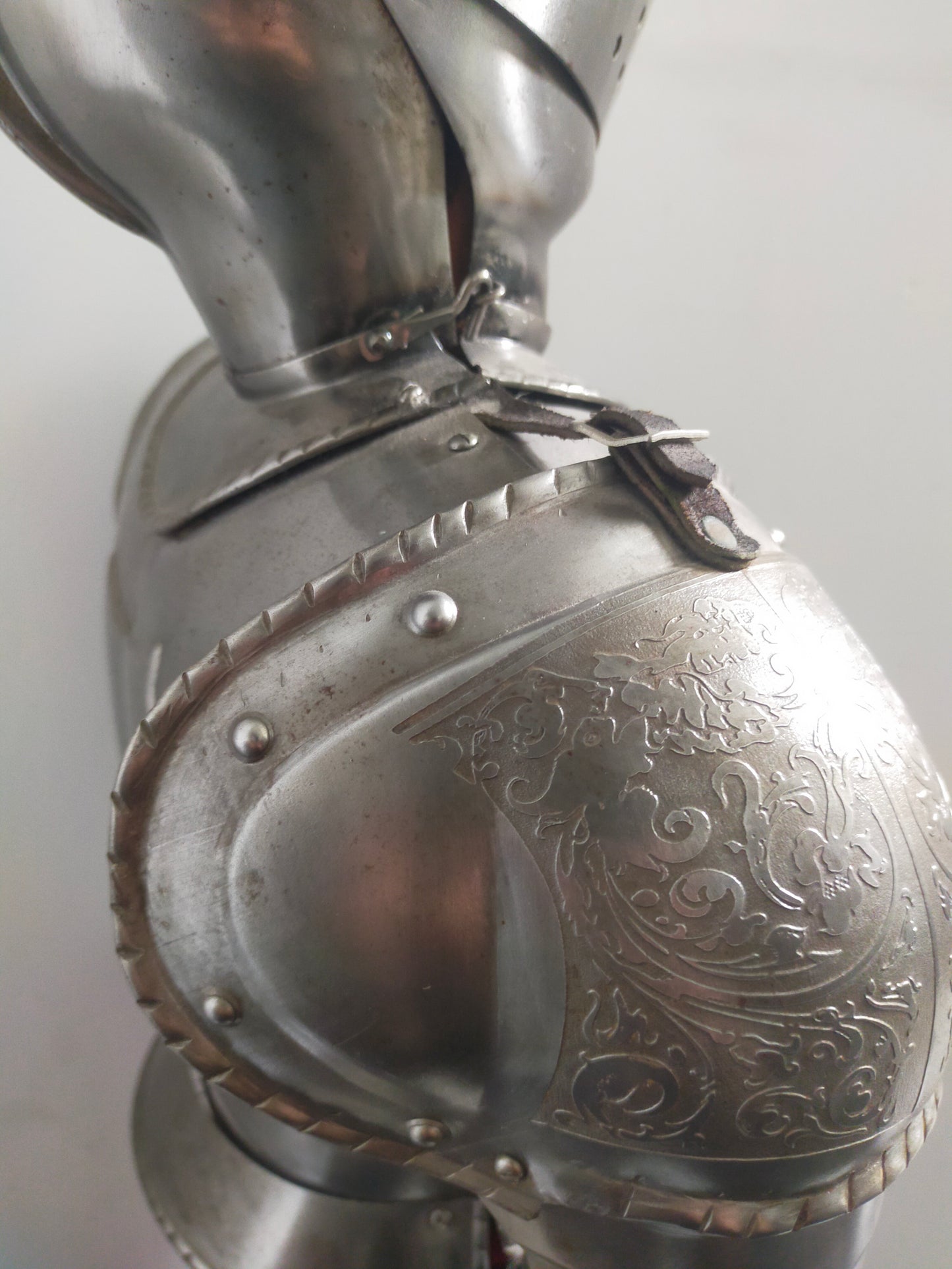 Prunkvolle Deko Ritterrüstung – Detailreiche Gravuren & Wappen