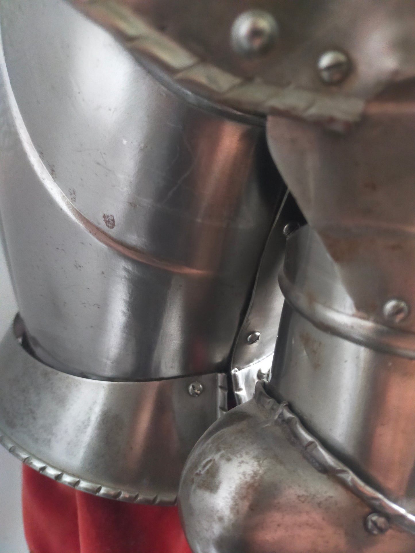 Prunkvolle Deko Ritterrüstung – Detailreiche Gravuren & Wappen