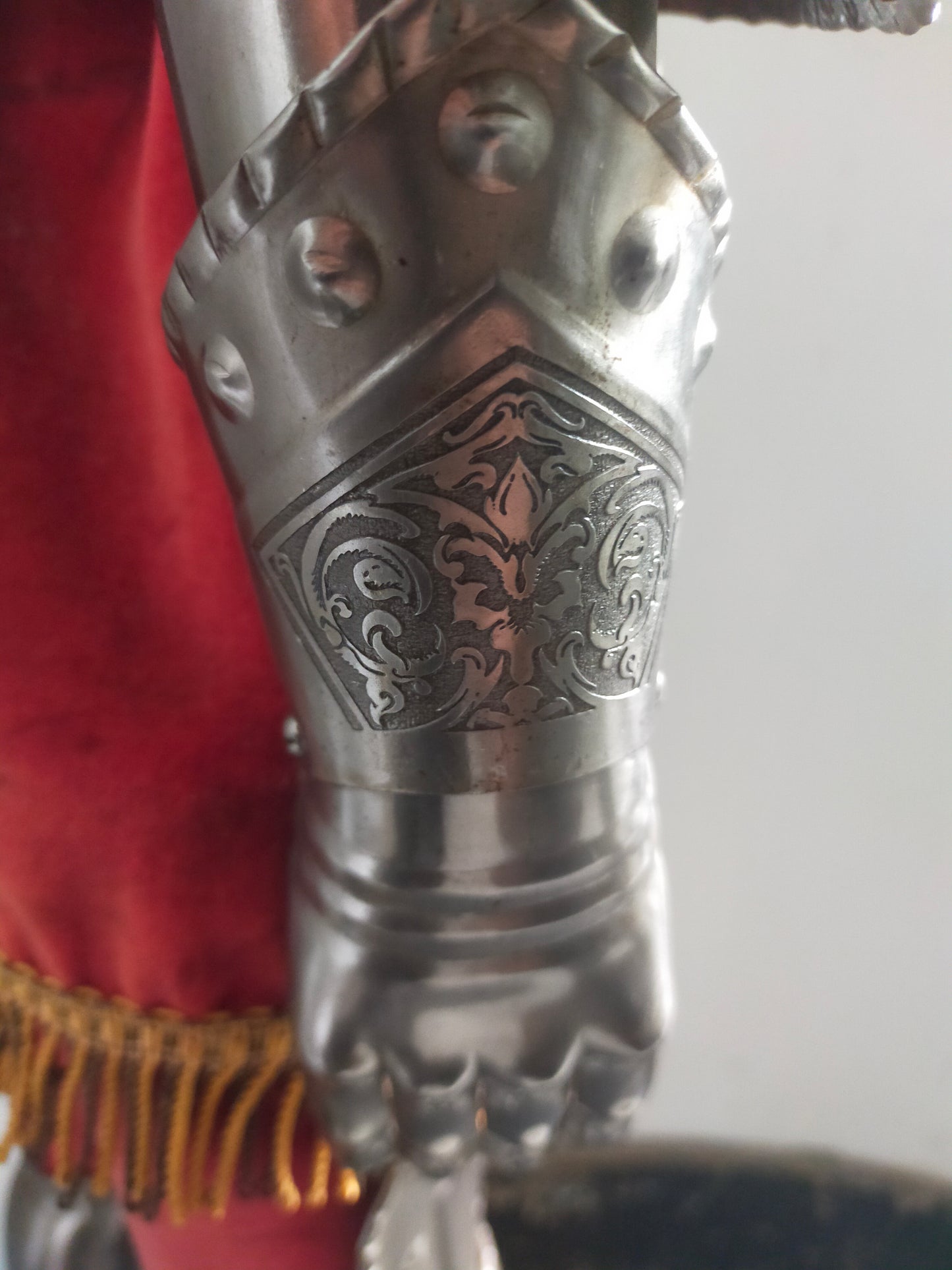 Prunkvolle Deko Ritterrüstung – Detailreiche Gravuren & Wappen