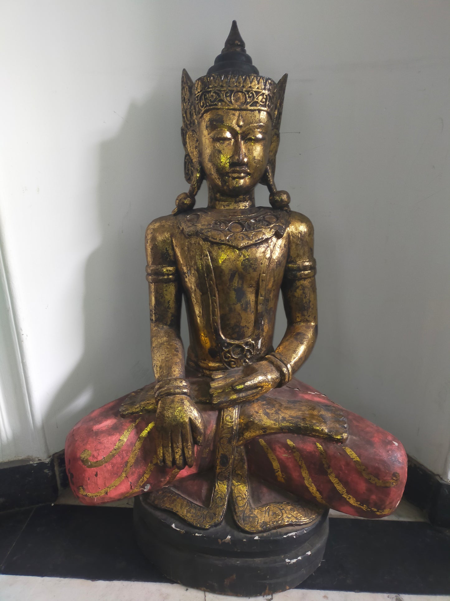 Antike Buddha Statue vergoldet – Spirituelle Dekoration