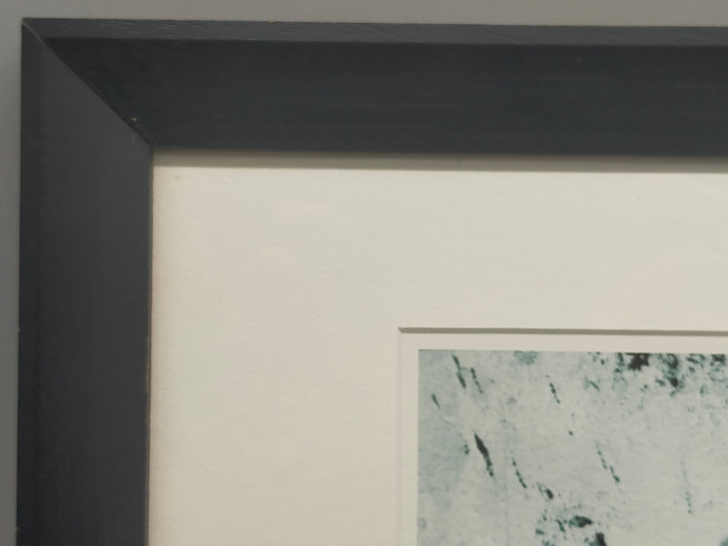 Titel Signierte Fotografie von Rita Casper (2001) – Moderner Holzrahmen Schwarz