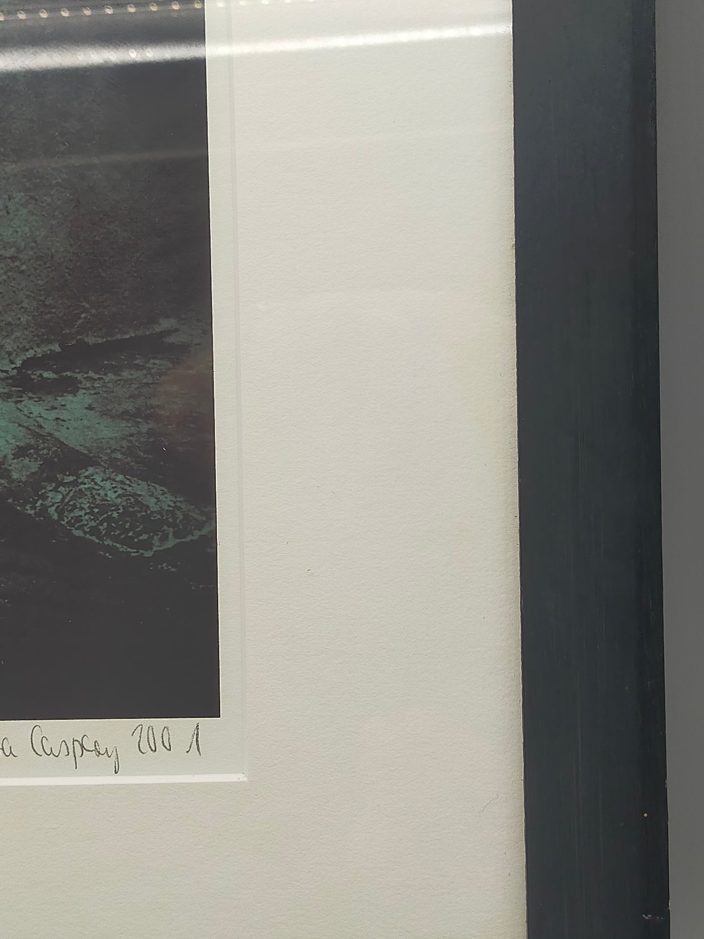 Titel Signierte Fotografie von Rita Casper (2001) – Moderner Holzrahmen Schwarz