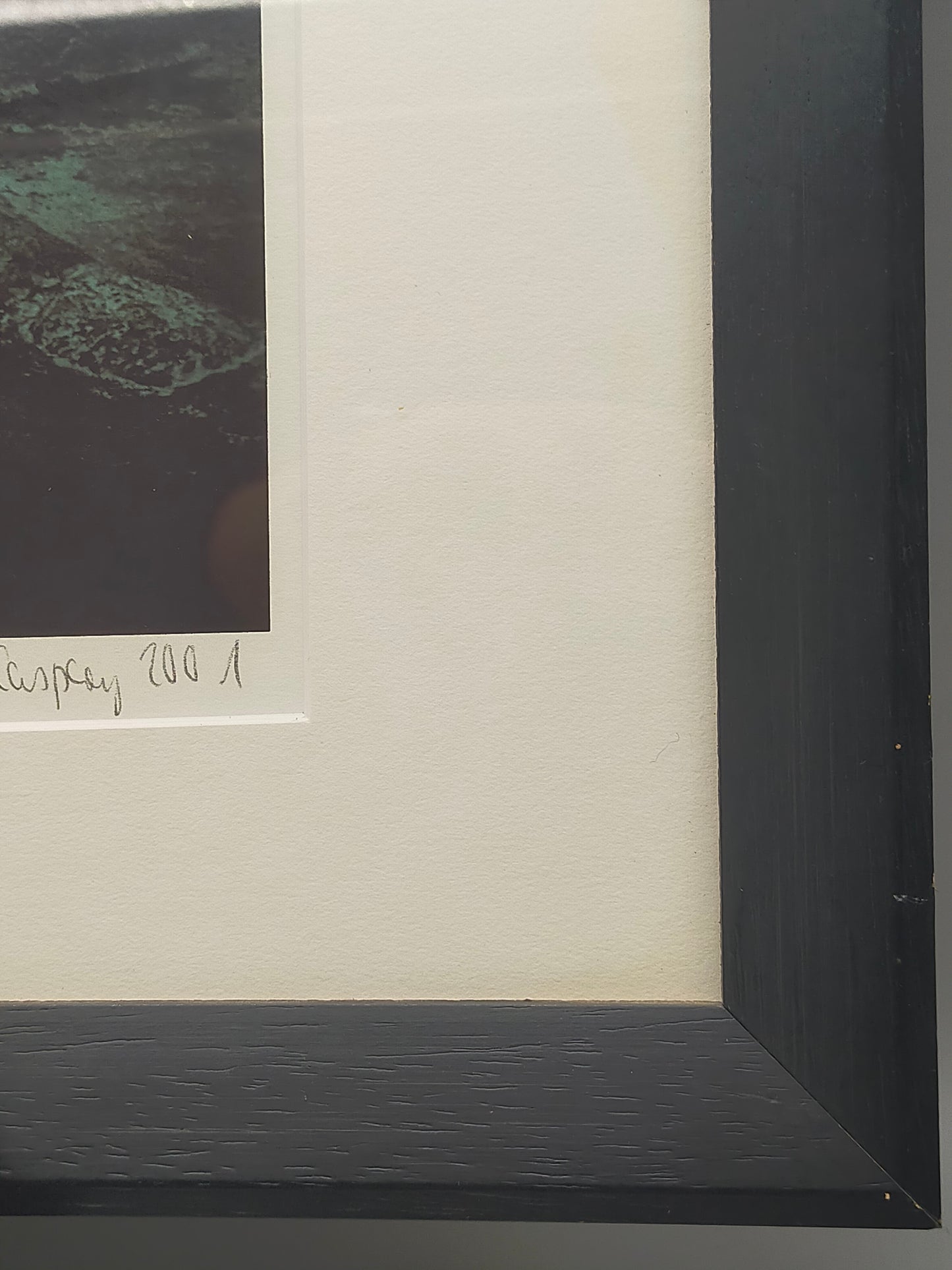 Titel Signierte Fotografie von Rita Casper (2001) – Moderner Holzrahmen Schwarz
