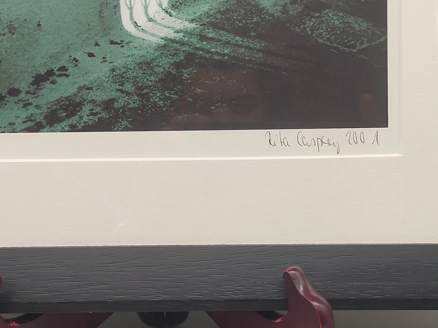 Titel Signierte Fotografie von Rita Casper (2001) – Moderner Holzrahmen Schwarz