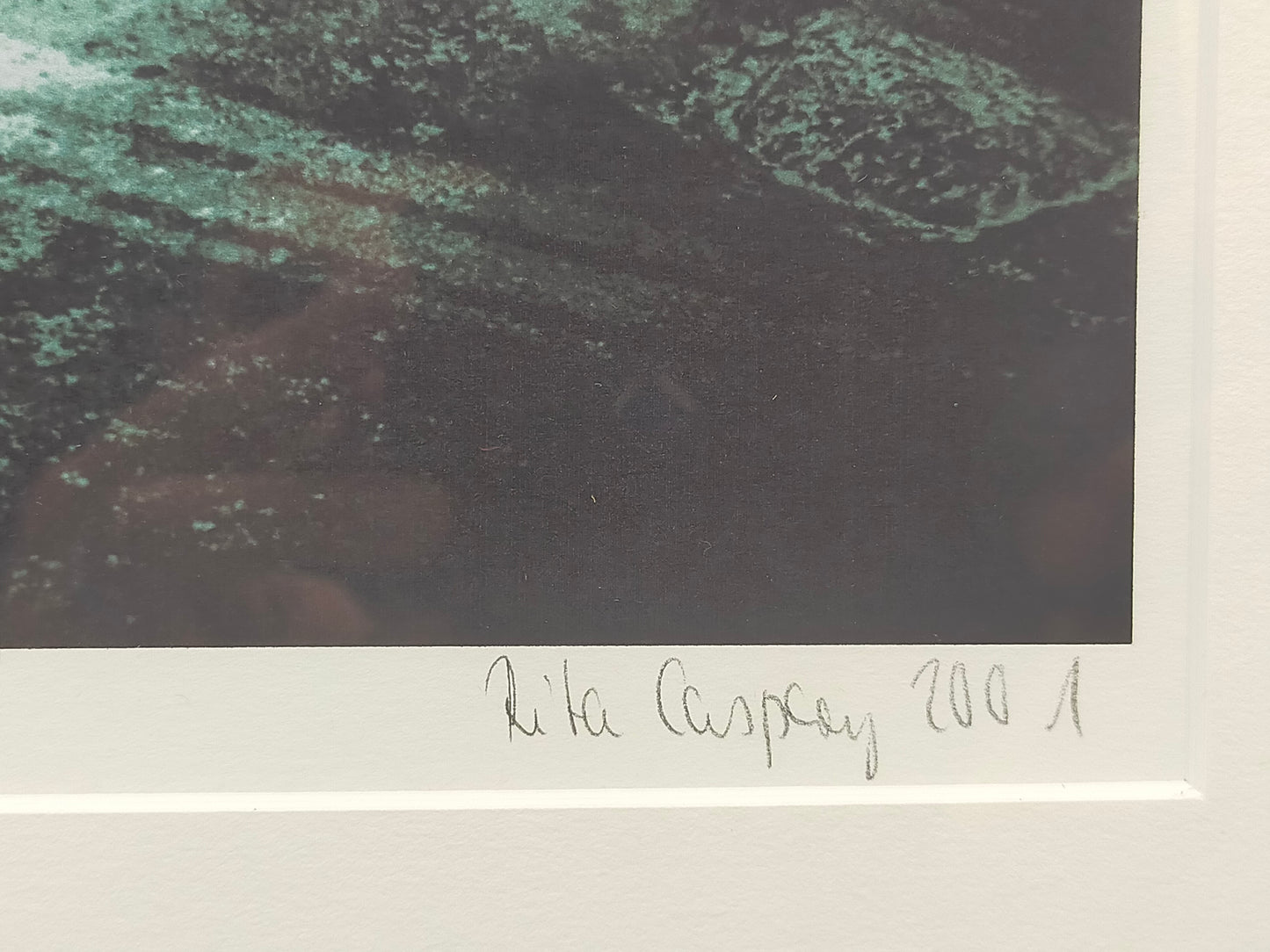 Titel Signierte Fotografie von Rita Casper (2001) – Moderner Holzrahmen Schwarz