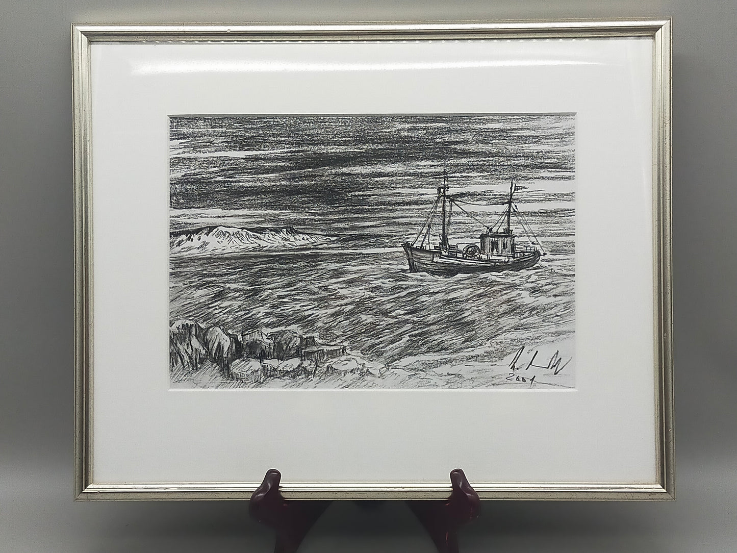 Maritime Kohlezeichnung „Fischerboot auf See“ – Signiert & Gerahmt (2001)