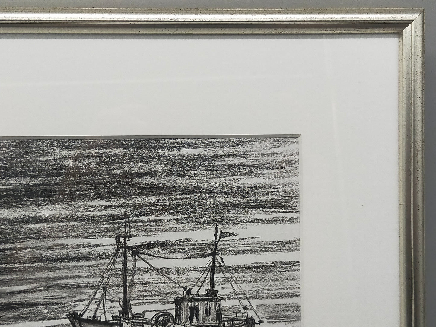 Maritime Kohlezeichnung „Fischerboot auf See“ – Signiert & Gerahmt (2001)