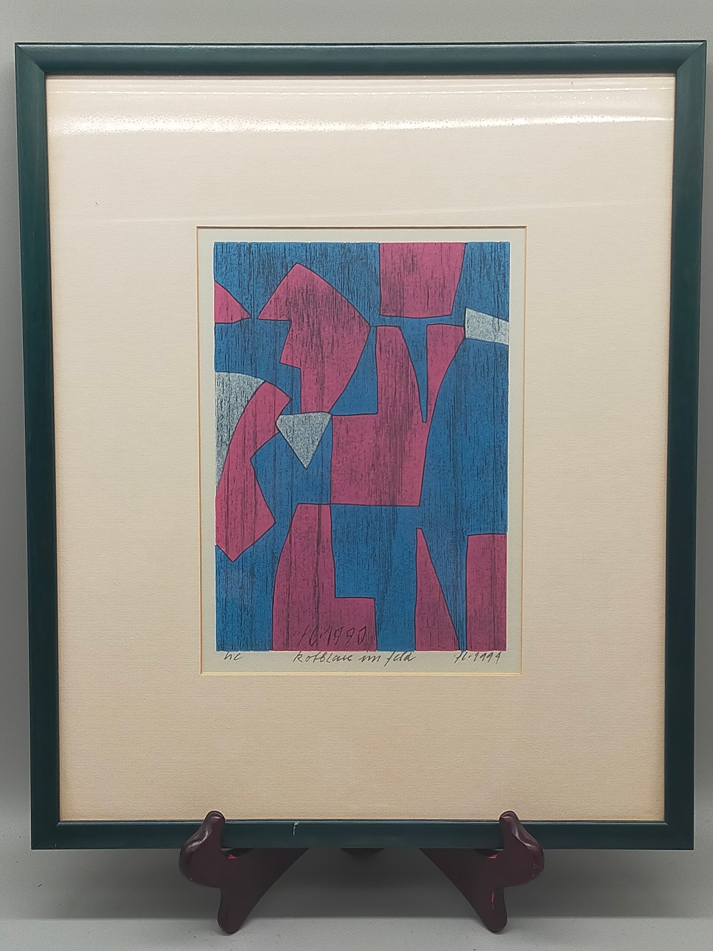 Abstraktes Kunstwerk „Rotblau im Feld“ – Moderner Holzschnitt gerahmt