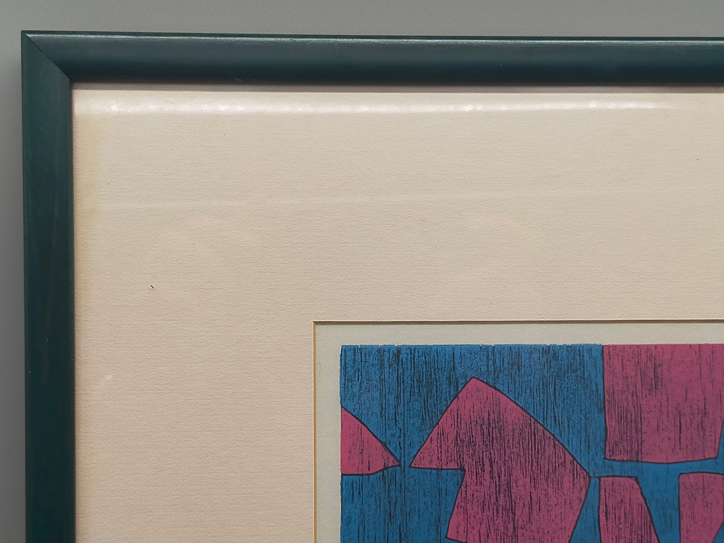 Abstraktes Kunstwerk „Rotblau im Feld“ – Moderner Holzschnitt gerahmt
