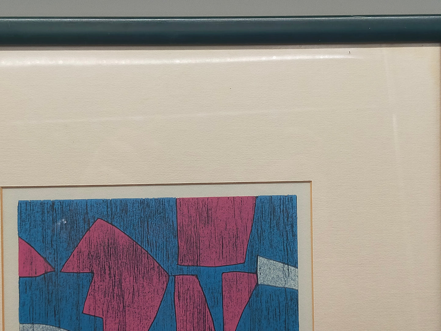Abstraktes Kunstwerk „Rotblau im Feld“ – Moderner Holzschnitt gerahmt