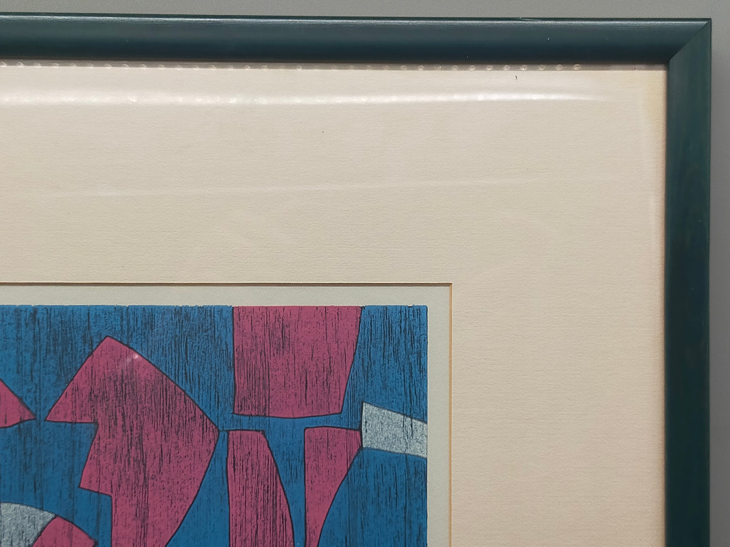 Abstraktes Kunstwerk „Rotblau im Feld“ – Moderner Holzschnitt gerahmt