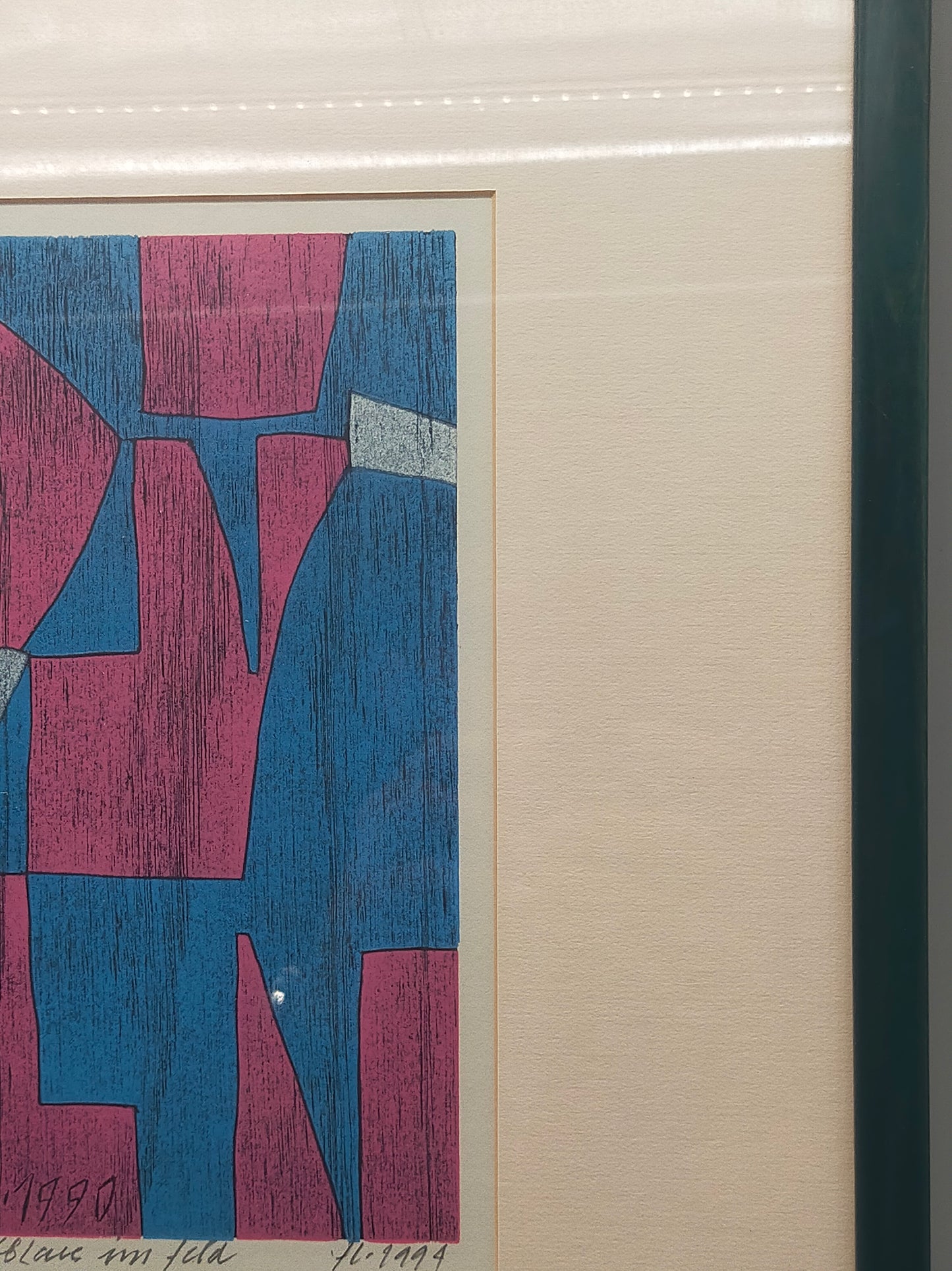 Abstraktes Kunstwerk „Rotblau im Feld“ – Moderner Holzschnitt gerahmt