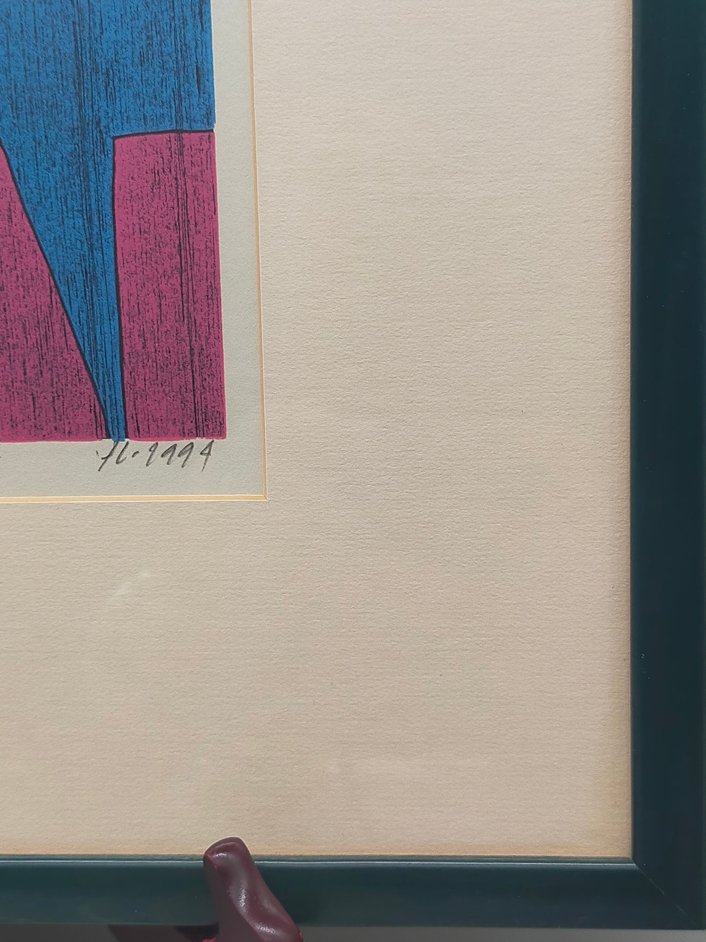 Abstraktes Kunstwerk „Rotblau im Feld“ – Moderner Holzschnitt gerahmt