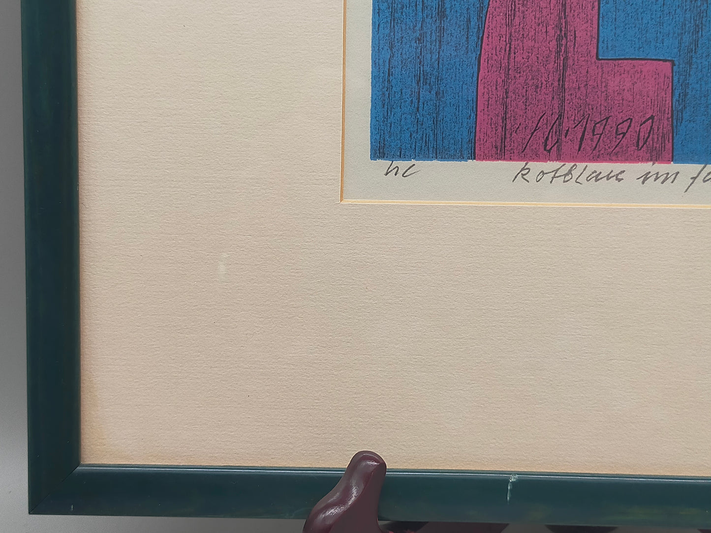 Abstraktes Kunstwerk „Rotblau im Feld“ – Moderner Holzschnitt gerahmt