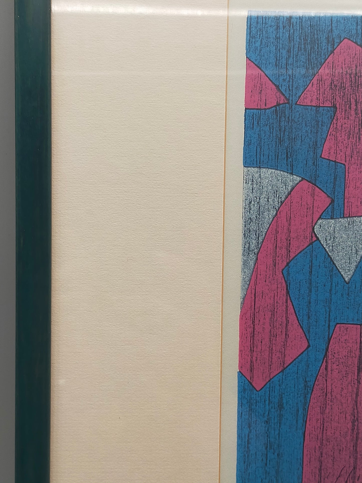 Abstraktes Kunstwerk „Rotblau im Feld“ – Moderner Holzschnitt gerahmt