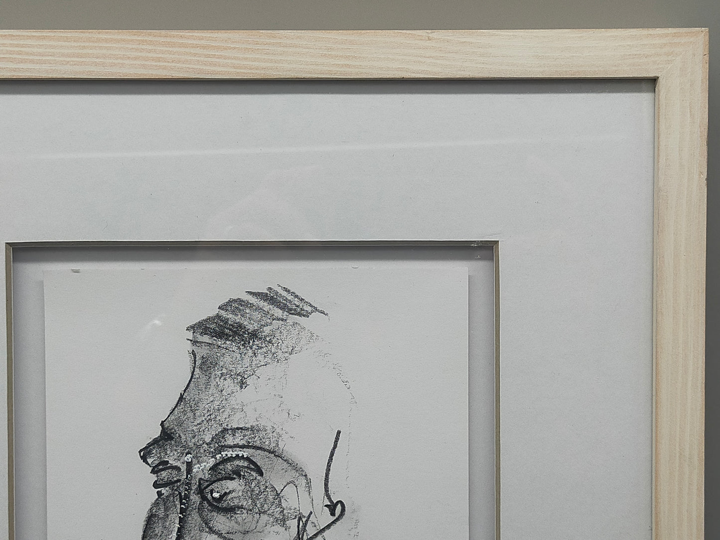 Abstrakte Porträtzeichnung im Holzrahmen – Moderne Kunst