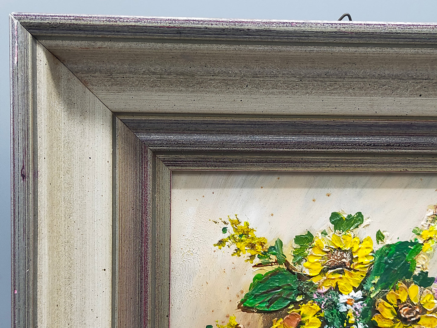 Charmantes Ölgemälde Sonnenblumen in Vase – Signiertes Blumenstillleben