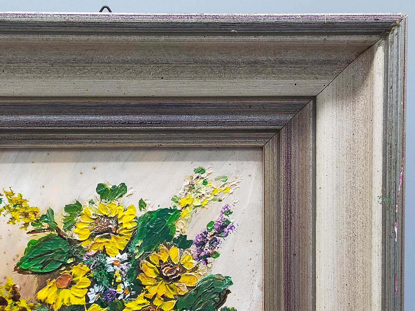 Charmantes Ölgemälde Sonnenblumen in Vase – Signiertes Blumenstillleben