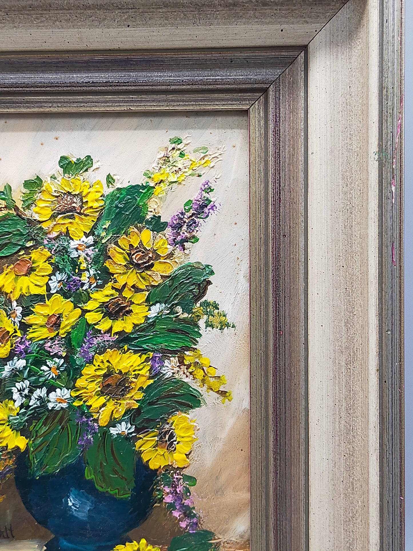 Charmantes Ölgemälde Sonnenblumen in Vase – Signiertes Blumenstillleben