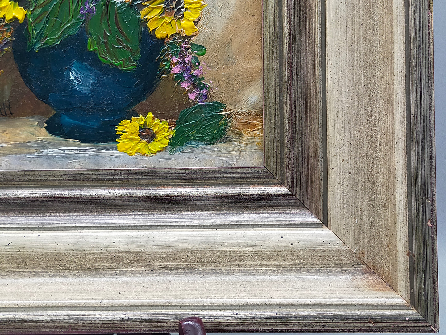 Charmantes Ölgemälde Sonnenblumen in Vase – Signiertes Blumenstillleben
