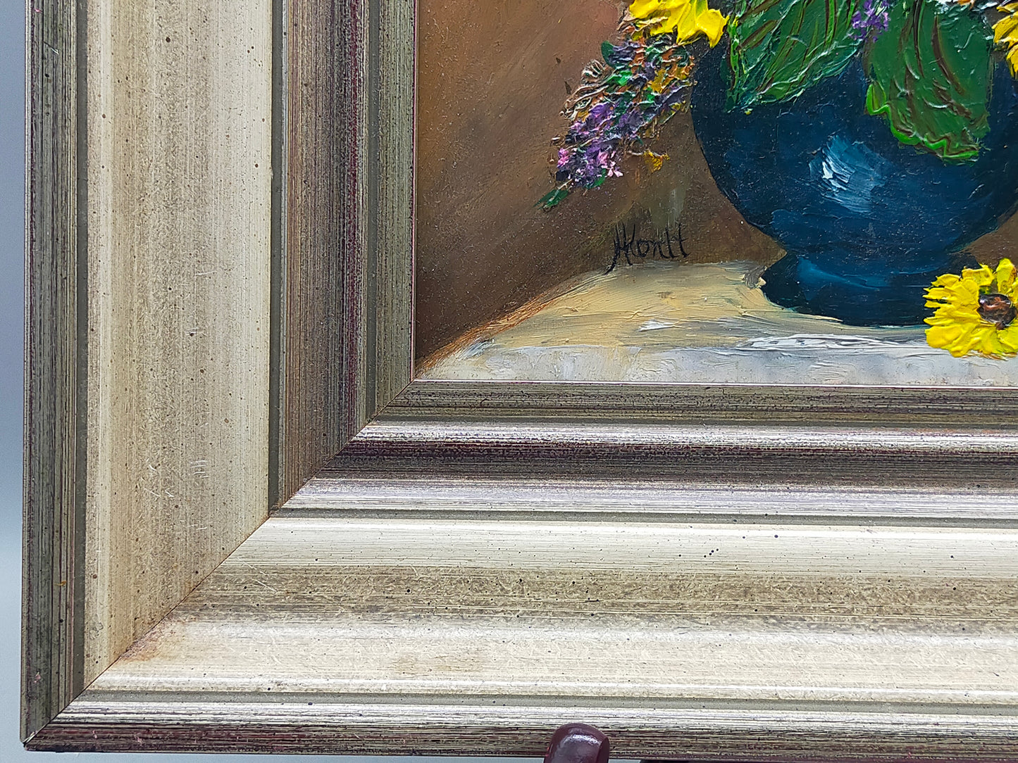 Charmantes Ölgemälde Sonnenblumen in Vase – Signiertes Blumenstillleben