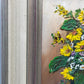 Charmantes Ölgemälde Sonnenblumen in Vase – Signiertes Blumenstillleben