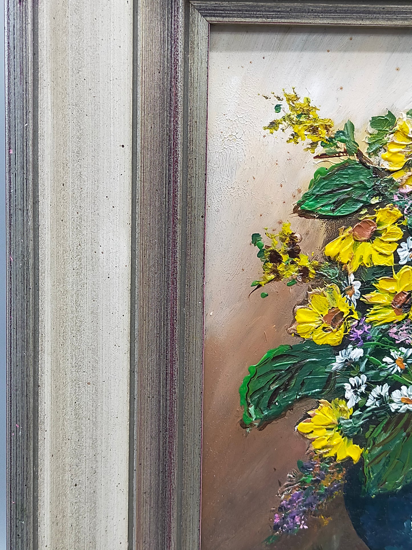 Charmantes Ölgemälde Sonnenblumen in Vase – Signiertes Blumenstillleben